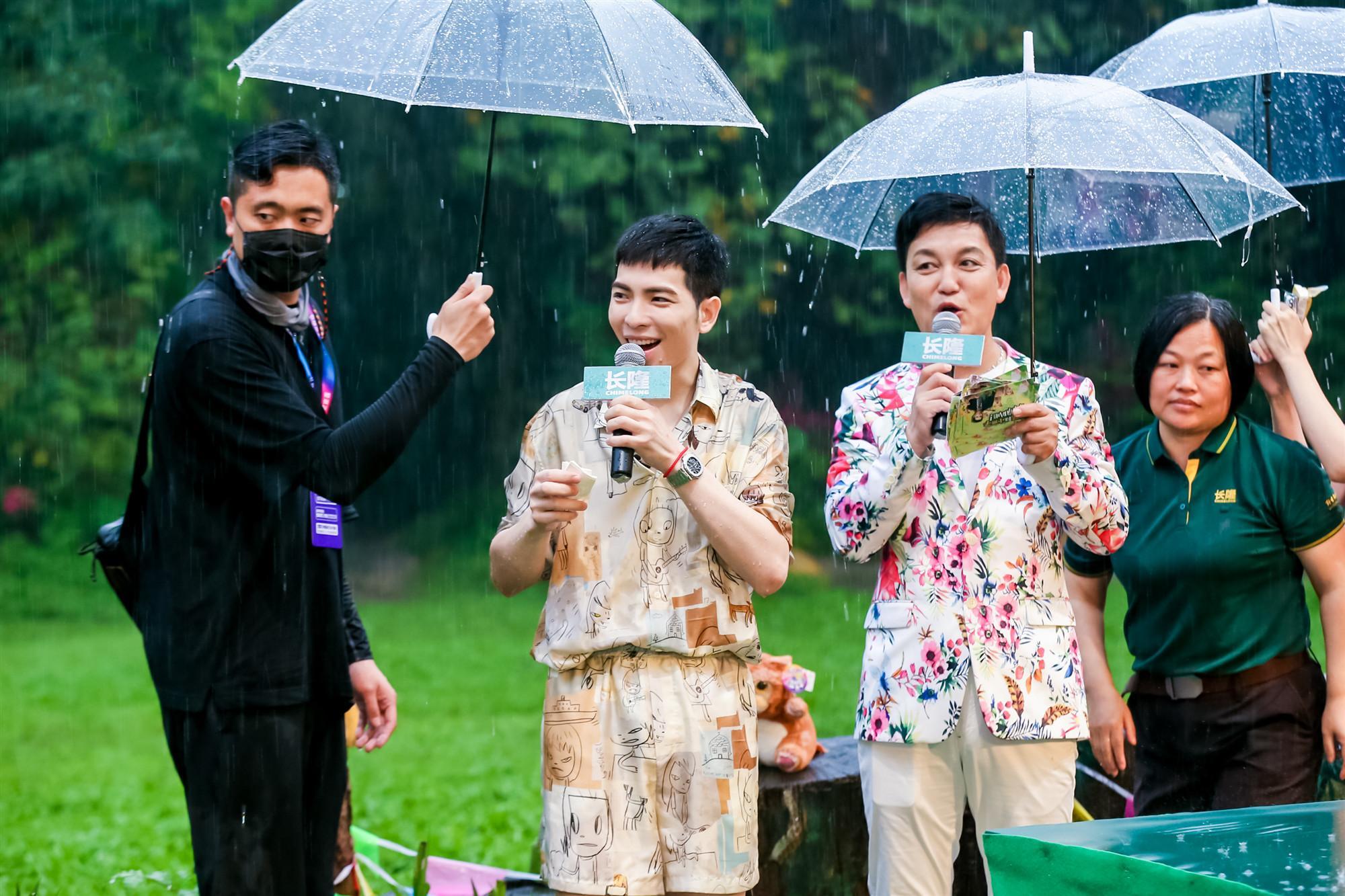 雨中森林露营烧烤，一场别开生面的自然体验